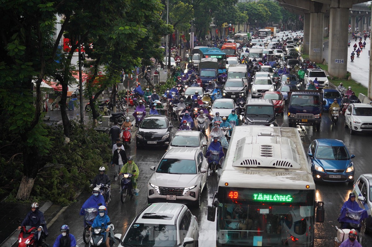 Hà Nội mưa từ đêm đến sáng, xe ùn tắc mọi ngả đường, người dân chật vật tìm đường tới công sở- Ảnh 10.