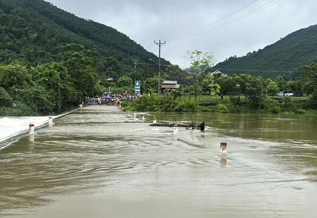 Nam thanh niên ở Thái Nguyên cố vượt ngầm tràn, bị lũ cuốn trôi- Ảnh 1.