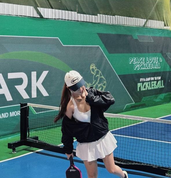 Hội gái xinh vẫn lên sân pickleball giữa bão thị phi: “Vui vẻ lên, ai mặc gì kệ đi”