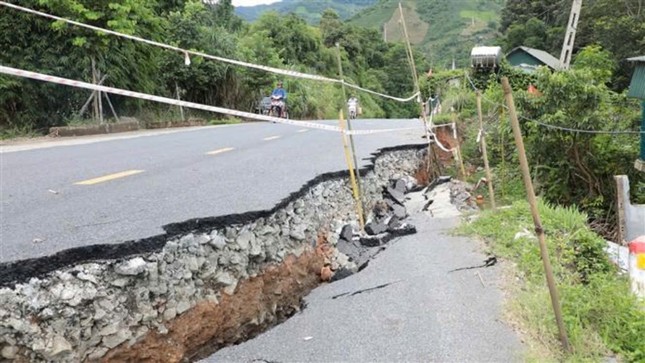 Sạt lở nghiêm trọng trên Quốc lộ 15C ở Thanh Hóa- Ảnh 4.