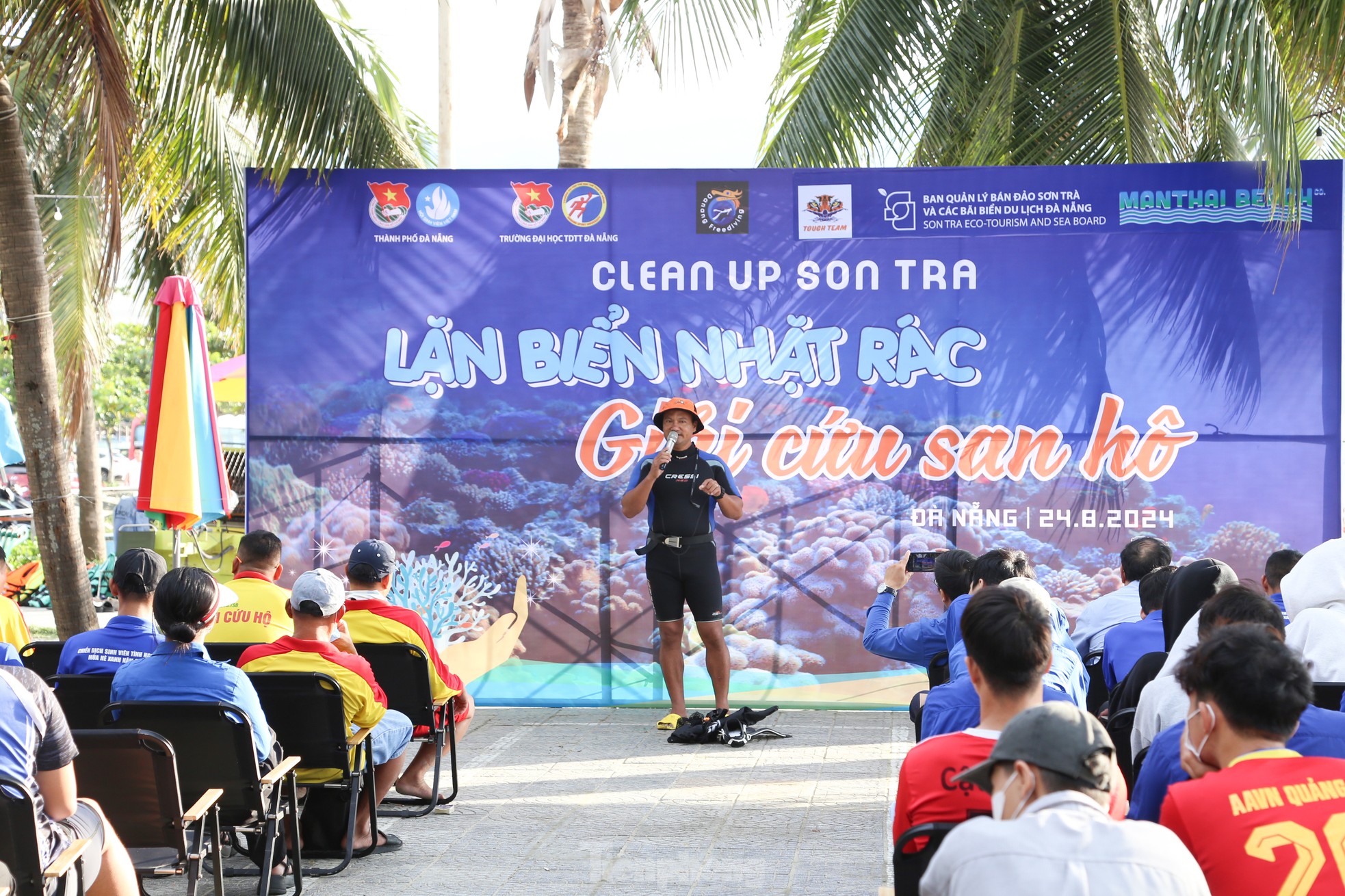 Hàng trăm bạn trẻ Đà Nẵng lặn biển nhặt rác, giải cứu san hô- Ảnh 2.