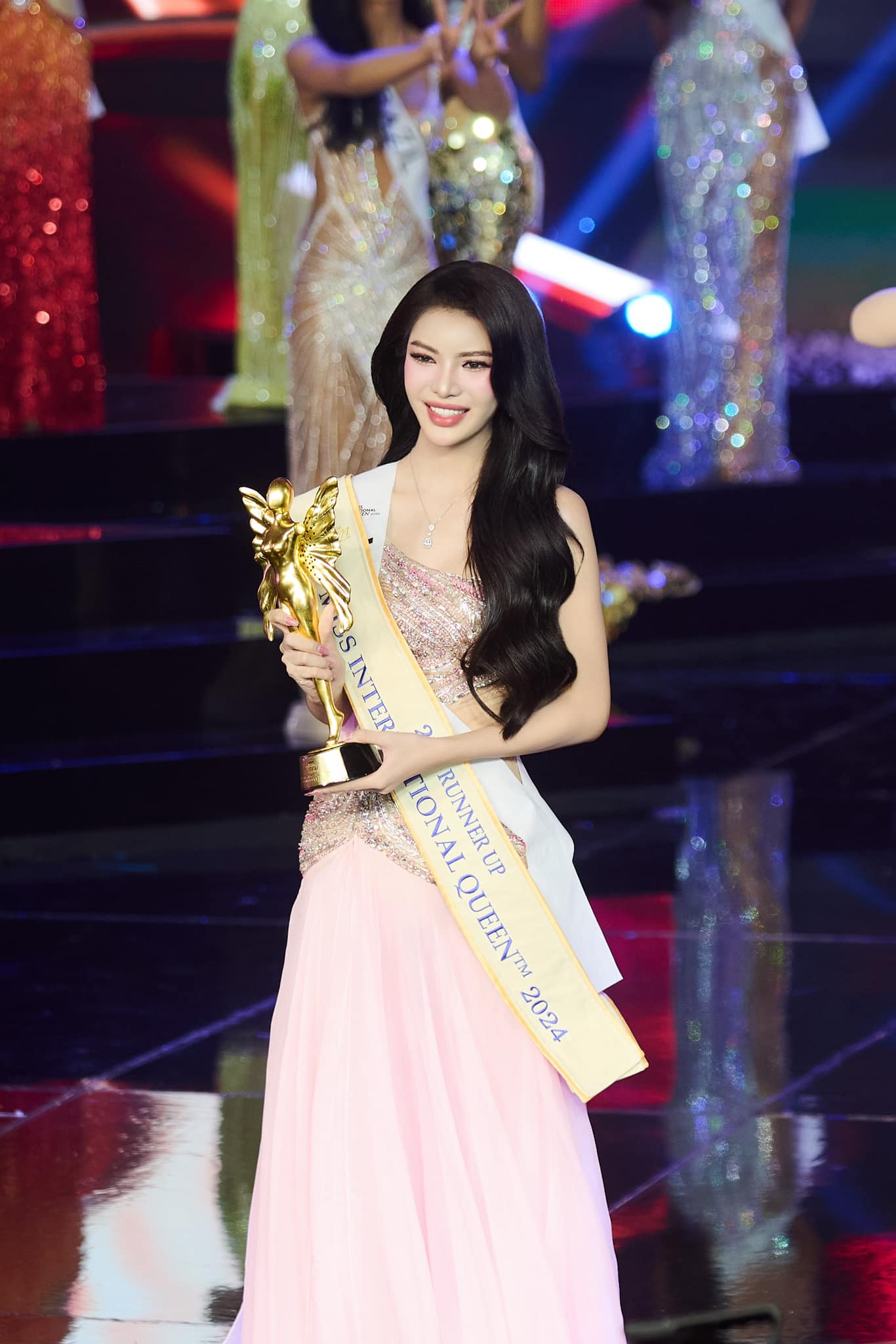 CLIP: Huy Hoàng nhường hào quang cho Tường San sau màn phiên dịch "nuốt mic" viral nhất Miss International Queen 2024- Ảnh 1.