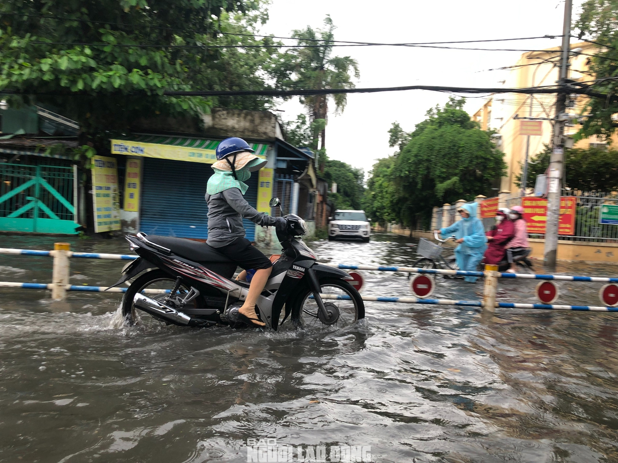 Loạt ảnh đường phố TP HCM mênh mông nước sau trận mưa lớn chiều nay- Ảnh 11.