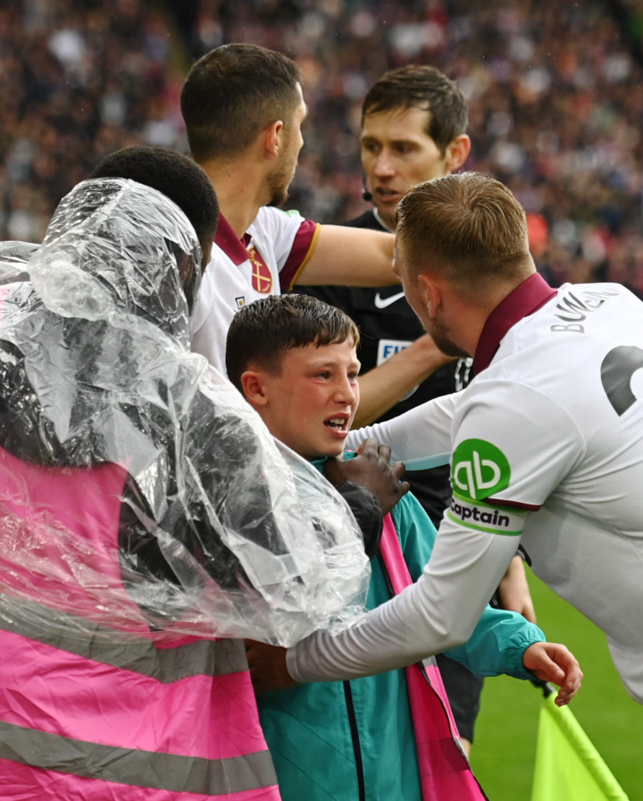 Tiền vệ West Ham cứu cậu bé nhặt bóng khỏi tai nạn nguy hiểm- Ảnh 2.