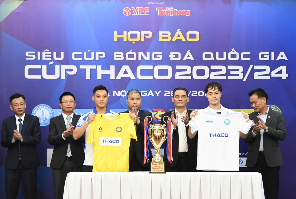 Hai CLV giới triệu trang phục thi đấu trận Siêu Cup.