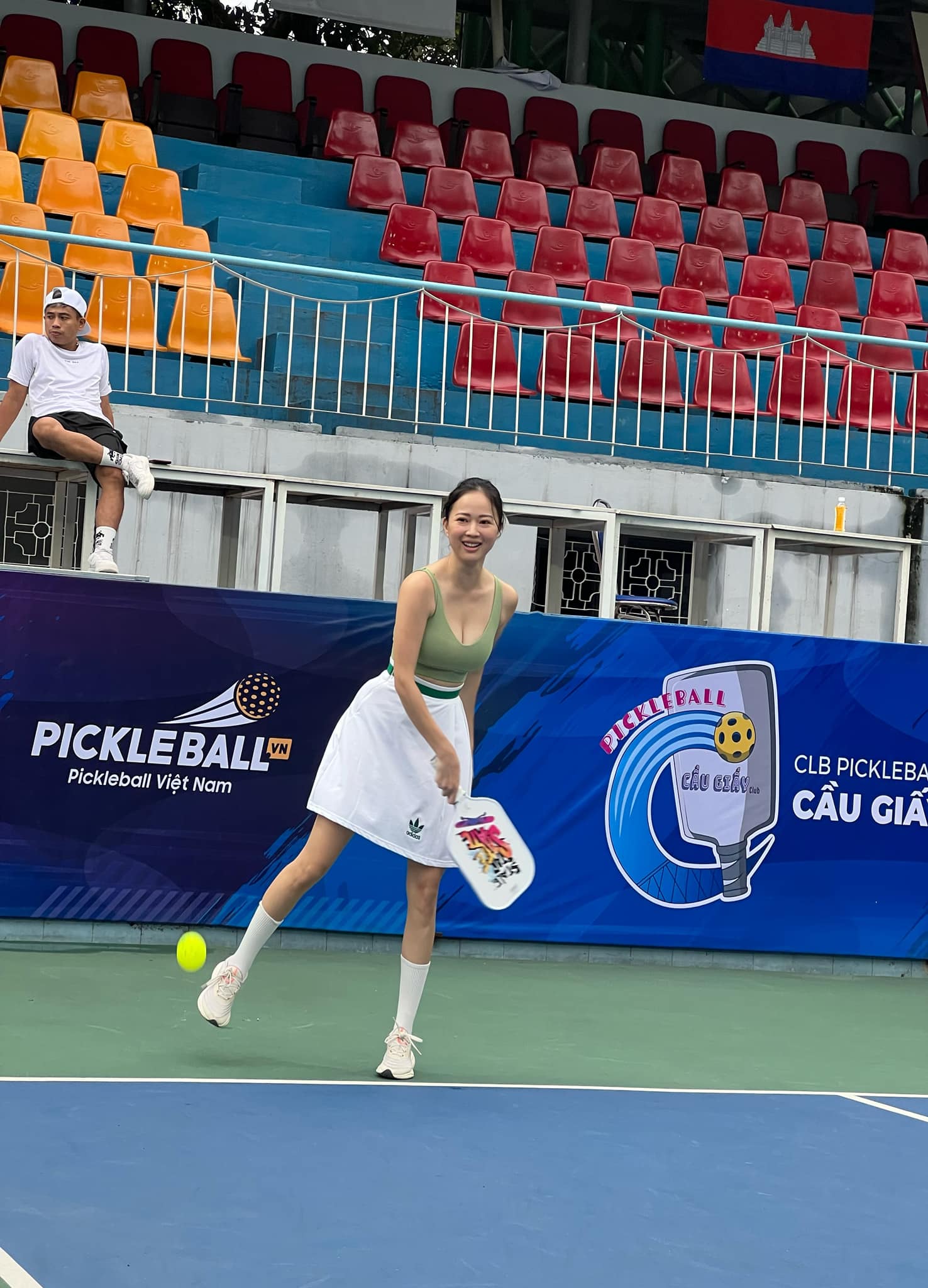 Lên đồ đi tập Pickleball 7 ngày, mẹ 1 con khiến cư dân mạng "rung rinh" vì quá trẻ trung, vóc dáng đáng mơ ước- Ảnh 1.