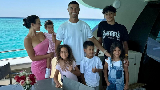 Không phải bạn gái Georgina, đây là “cô nàng” được Ronaldo đặt làm hình nền điện thoại- Ảnh 4.