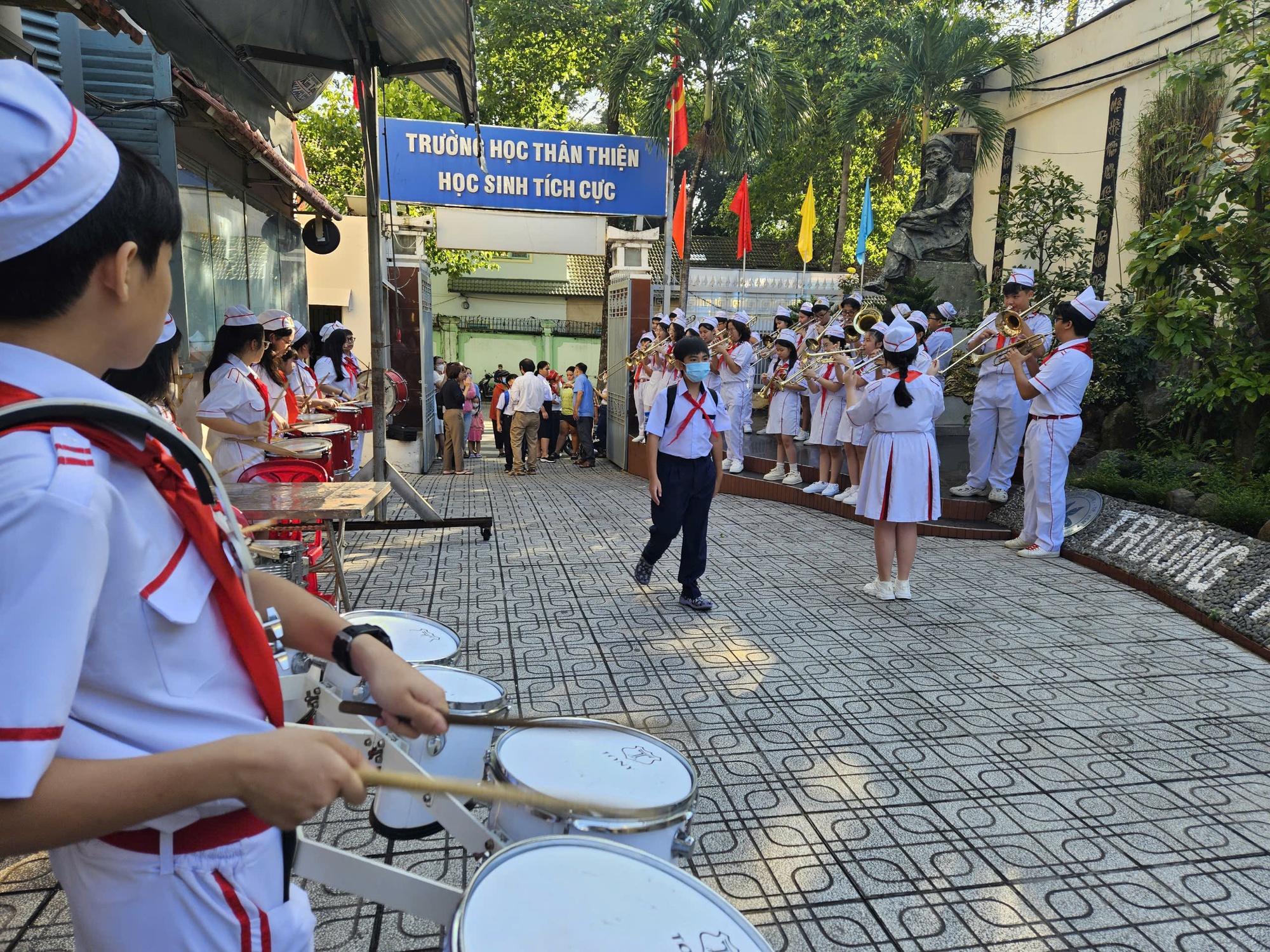 Những tình huống "khó đỡ" ngày tựu trường của học sinh TP HCM- Ảnh 5.