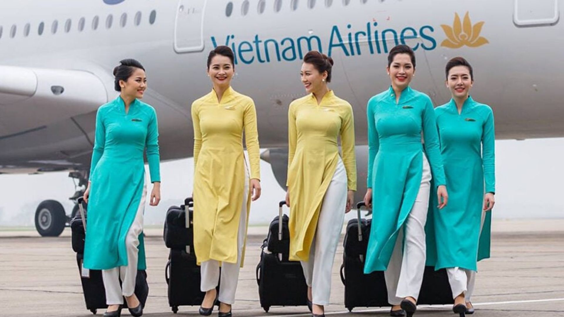 Nhìn lại trang phục của tiếp viên hàng không Vietnam Airlines qua các thời kỳ- Ảnh 11.