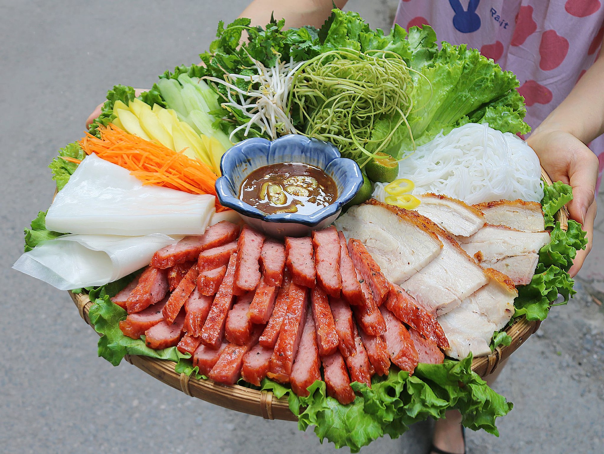 Mẹ đảm Hà thành trổ tài bài trí 30 mâm cơm lên mẹt: "Cả nhà quây quần quanh một mẹt tròn, vừa ăn vừa trò chuyện rất ấm cúng"- Ảnh 23.