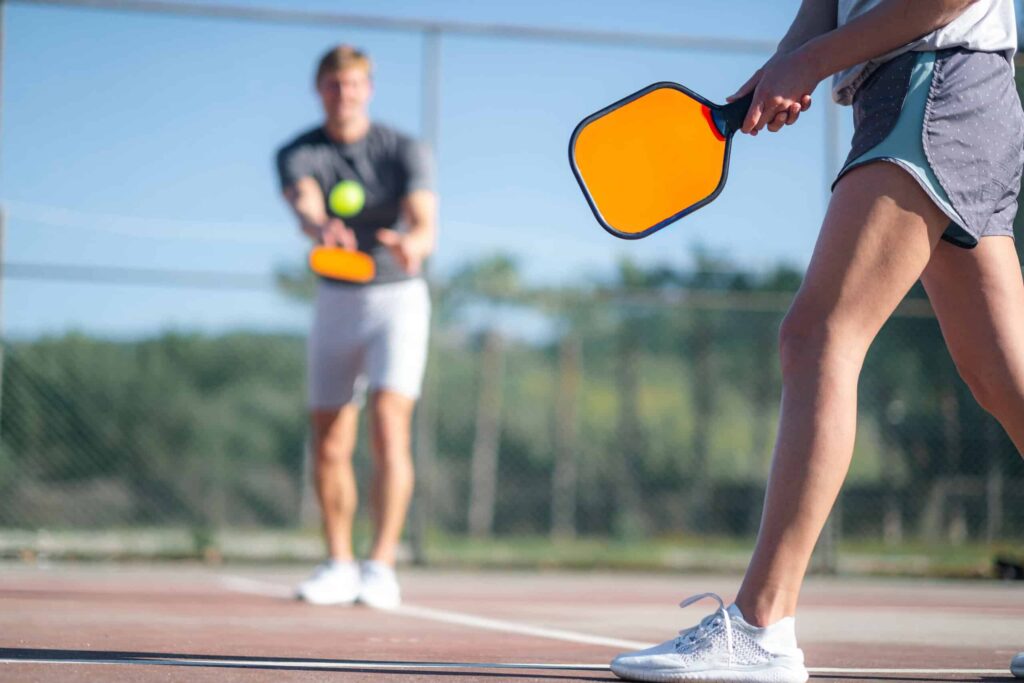 Tại sao không nên dùng giày chạy bộ chơi pickleball?- Ảnh 1.