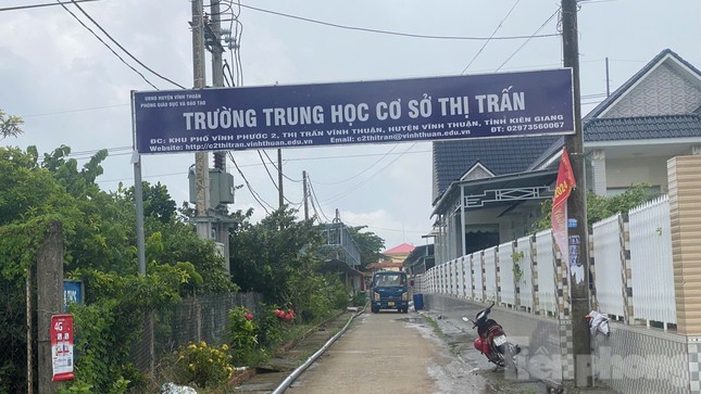 Hiệu trưởng tự ý chuyển trường trước năm học mới: "Tôi chưa biết làm lễ khai giảng ở đâu"- Ảnh 2.