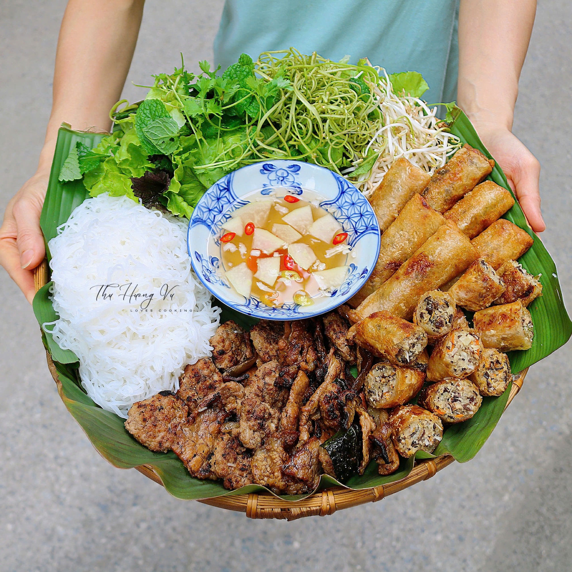 Mẹ đảm Hà thành trổ tài bài trí 30 mâm cơm lên mẹt: "Cả nhà quây quần quanh một mẹt tròn, vừa ăn vừa trò chuyện rất ấm cúng"- Ảnh 5.