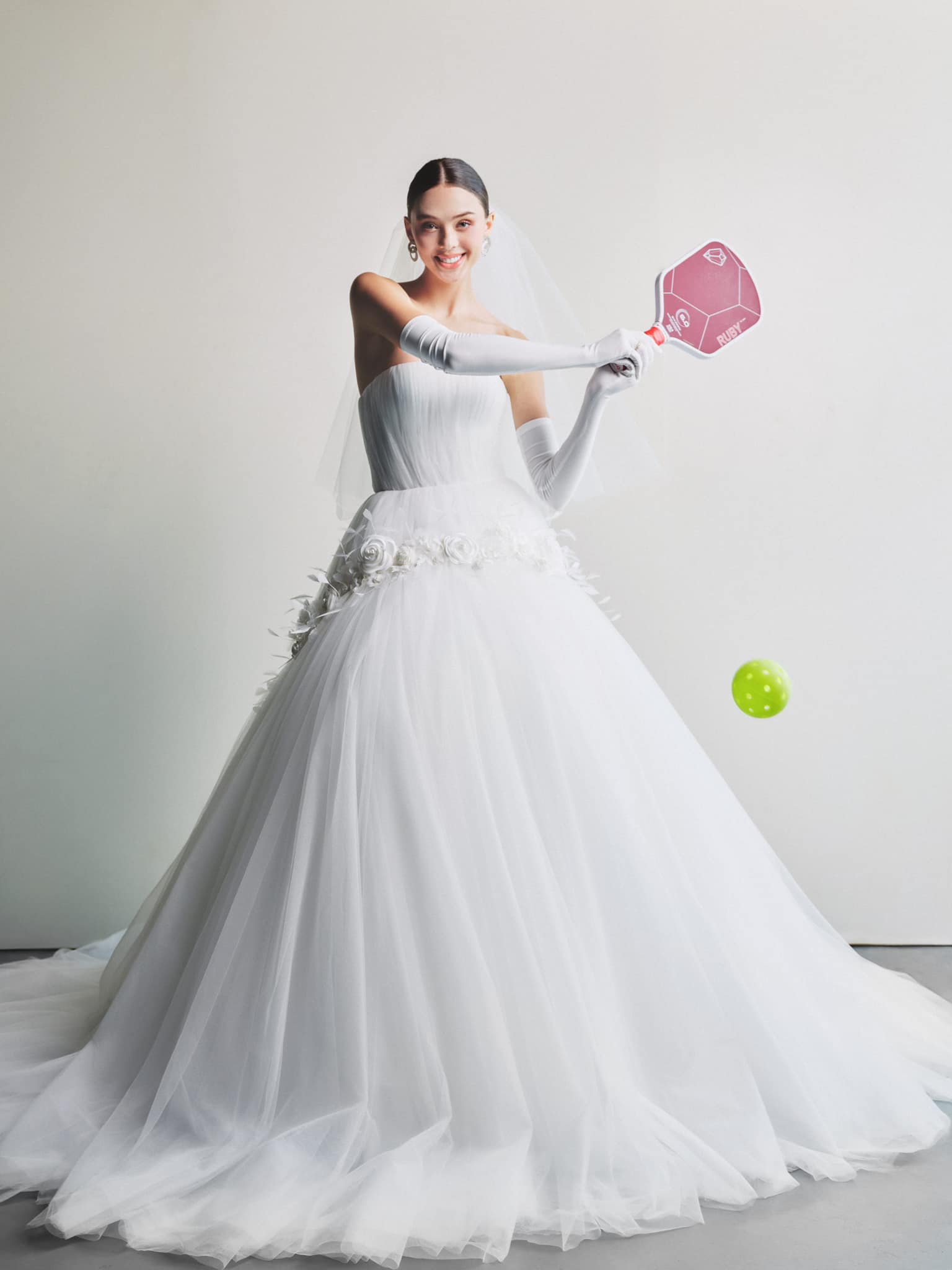 Hội WAGs Việt chơi Pickleball: Vợ Bùi Tiến Dũng gây sốt khi mặc váy cưới “phẩy vợt”, bạn gái Văn Thanh lên đồ nóng bỏng- Ảnh 2.