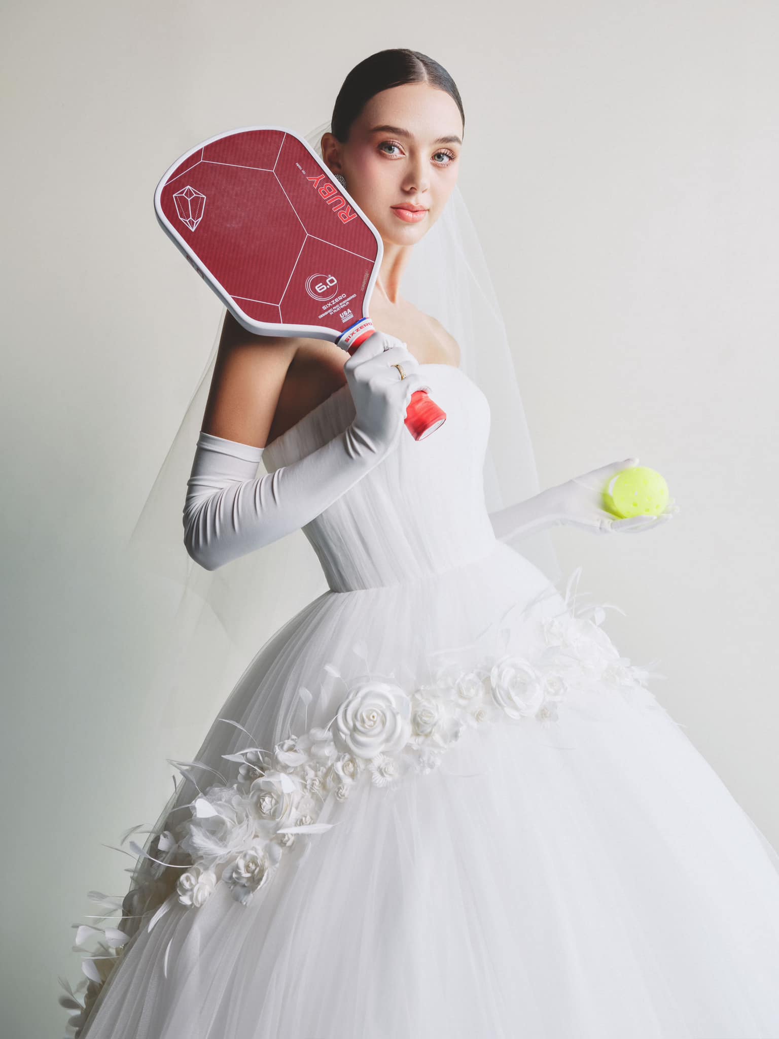 Hội WAGs Việt chơi Pickleball: Vợ Bùi Tiến Dũng gây sốt khi mặc váy cưới “phẩy vợt”, bạn gái Văn Thanh lên đồ nóng bỏng- Ảnh 1.