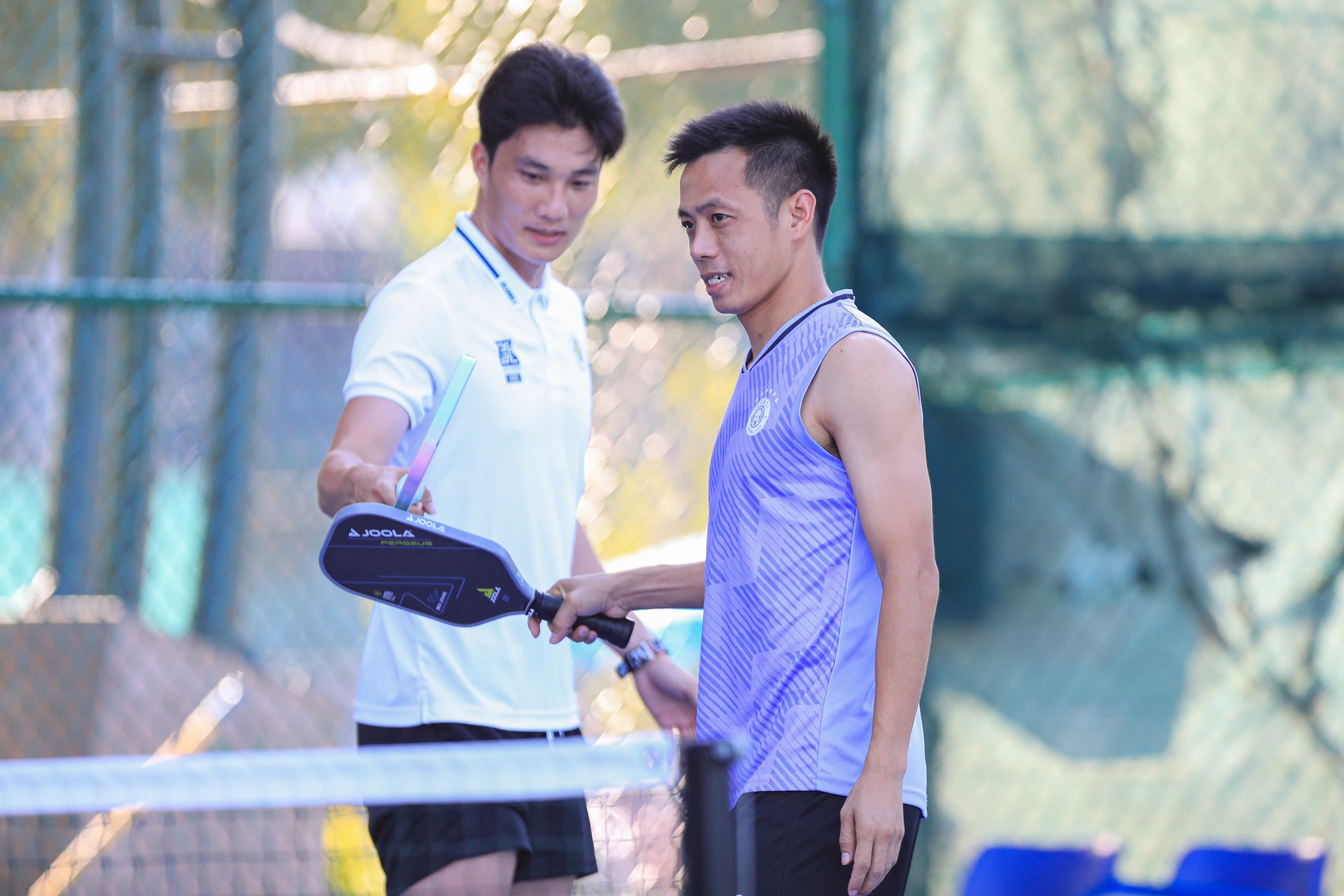 Hội WAGs Việt chơi Pickleball: Vợ Bùi Tiến Dũng gây sốt khi mặc váy cưới “phẩy vợt”, bạn gái Văn Thanh lên đồ nóng bỏng- Ảnh 5.