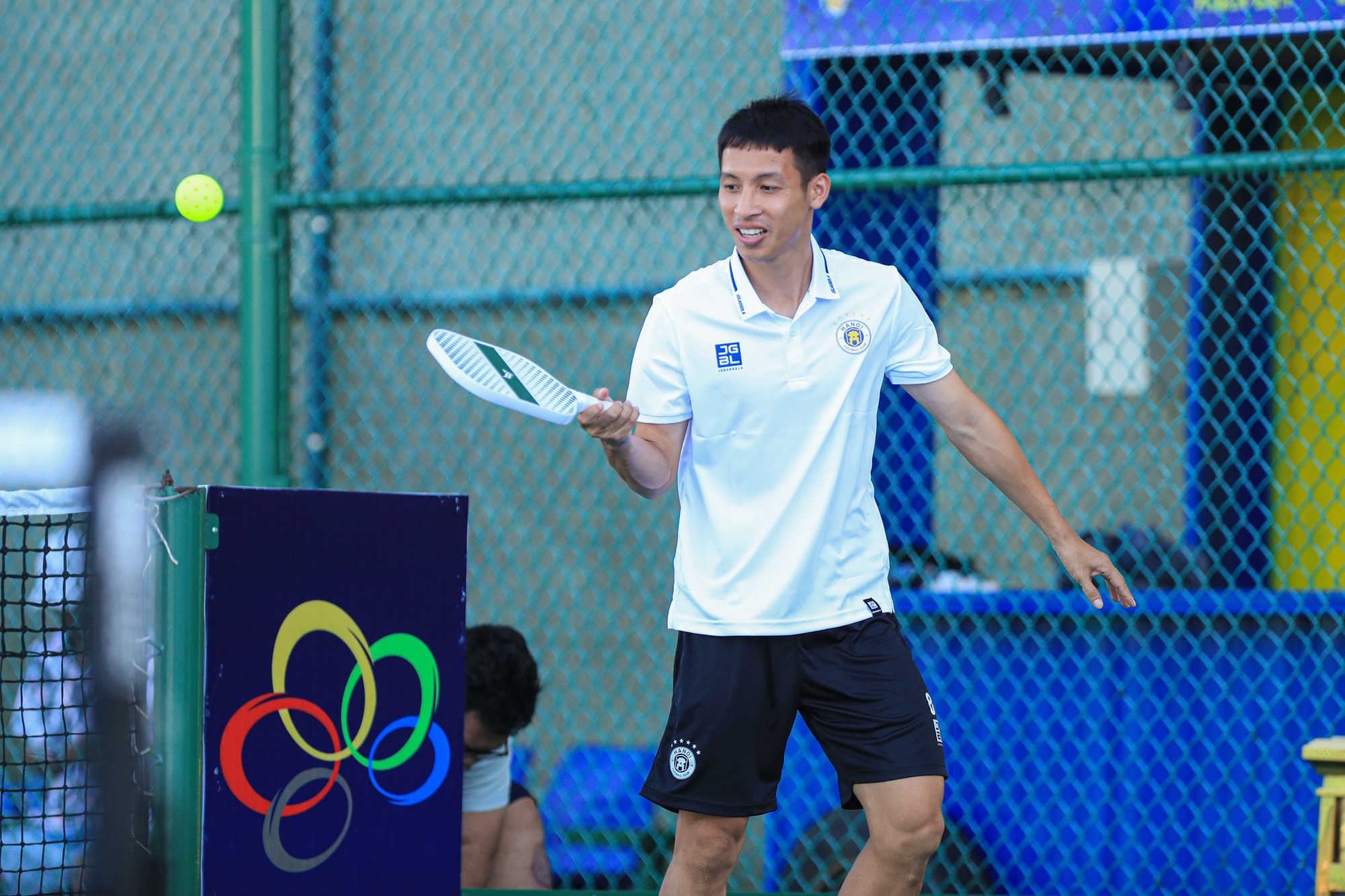 Hội WAGs Việt chơi Pickleball: Vợ Bùi Tiến Dũng gây sốt khi mặc váy cưới “phẩy vợt”, bạn gái Văn Thanh lên đồ nóng bỏng- Ảnh 4.