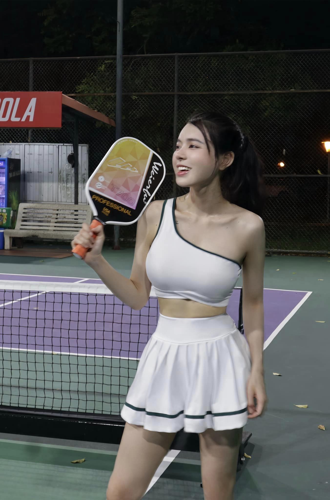 Hội WAGs Việt chơi Pickleball: Vợ Bùi Tiến Dũng gây sốt khi mặc váy cưới “phẩy vợt”, bạn gái Văn Thanh lên đồ nóng bỏng- Ảnh 8.