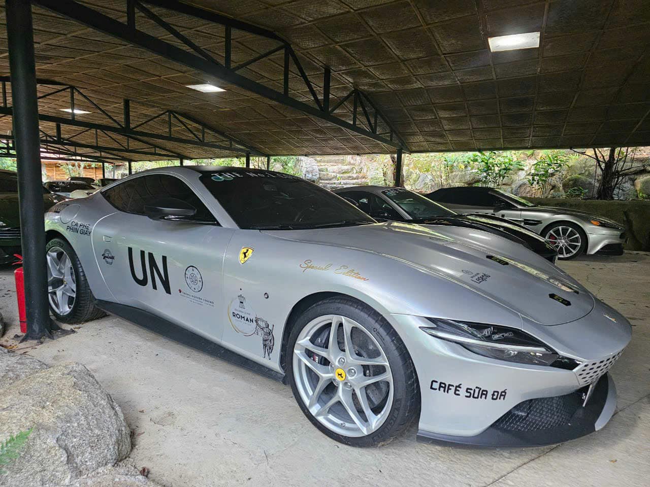 Loạt Ferrari của ông Đặng Lê Nguyên Vũ lộ ảnh lên tem chuẩn bị tham gia Gumball 3000, CĐM nhận xét: "Vẫn thiếu nhiều siêu phẩm"- Ảnh 10.