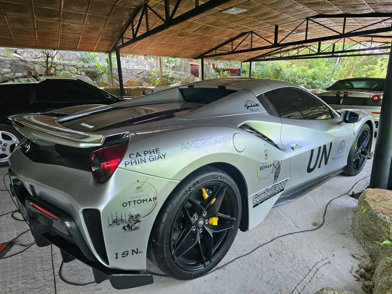 Loạt Ferrari của ông Đặng Lê Nguyên Vũ lộ ảnh lên tem chuẩn bị tham gia Gumball 3000, CĐM nhận xét: 