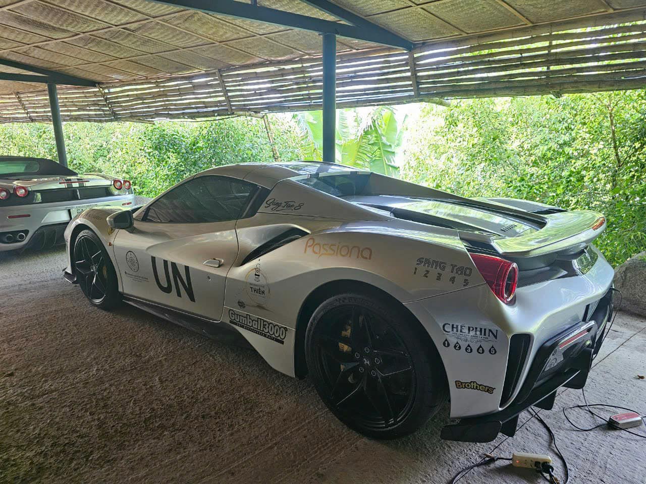 Loạt Ferrari của ông Đặng Lê Nguyên Vũ lộ ảnh lên tem chuẩn bị tham gia Gumball 3000, CĐM nhận xét: 