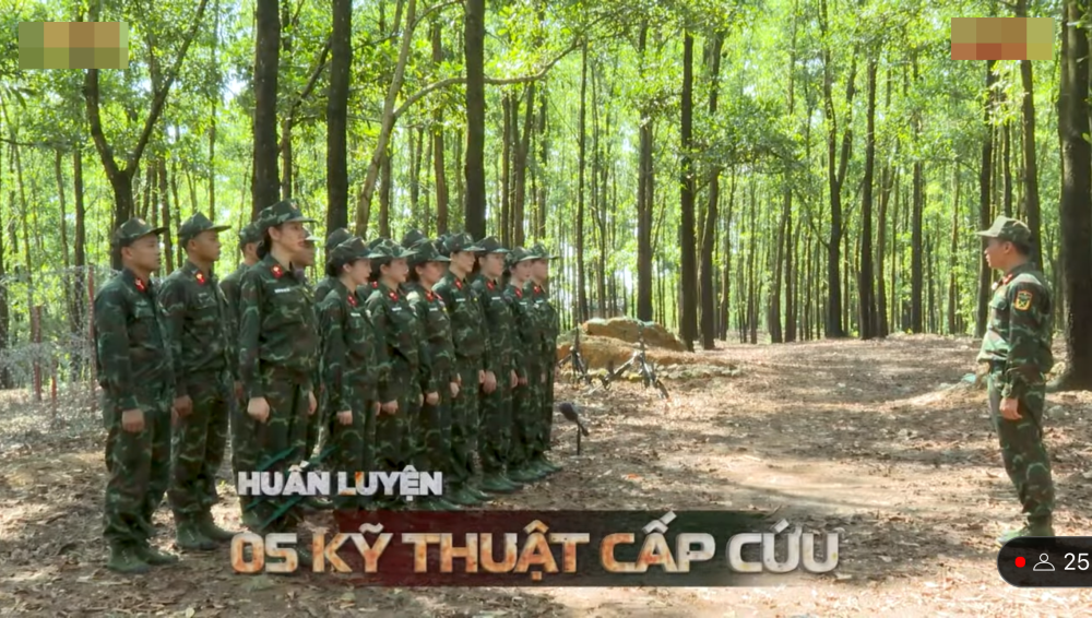 Uyển Ân lăn xả vì nhiệm vụ hậu "ồn ào" thiếu nghiêm túc, Thùy Tiên hút nọc rắn cứu đồng đội- Ảnh 1.