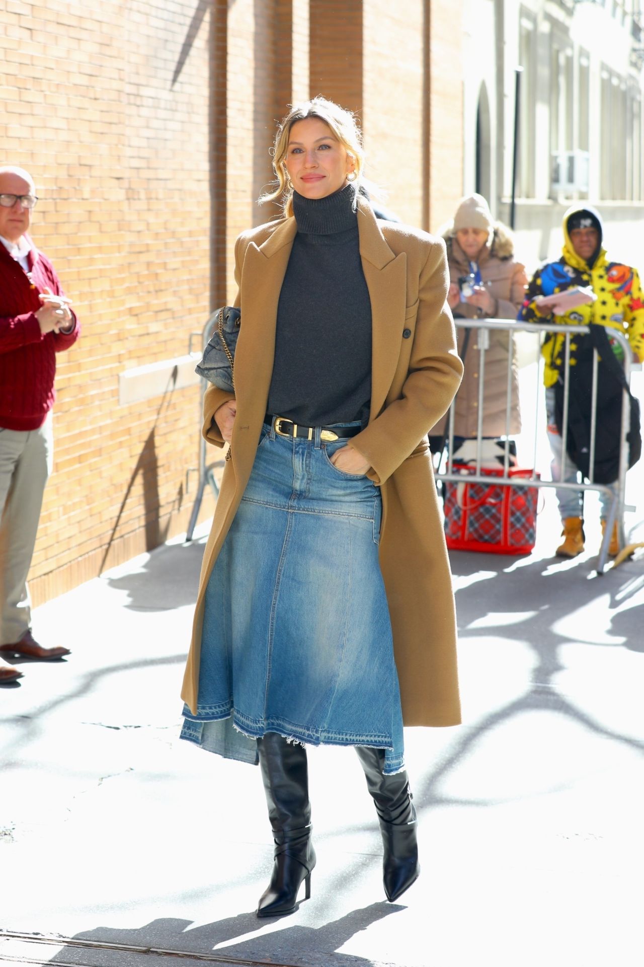 gisele-bundchen-arrives-at-the-view-in-nyc-03-21-2024-8-17248437094941310372546-1724899467174-1724899467362159802105-1724917322524-17249173226491101820812.jpg