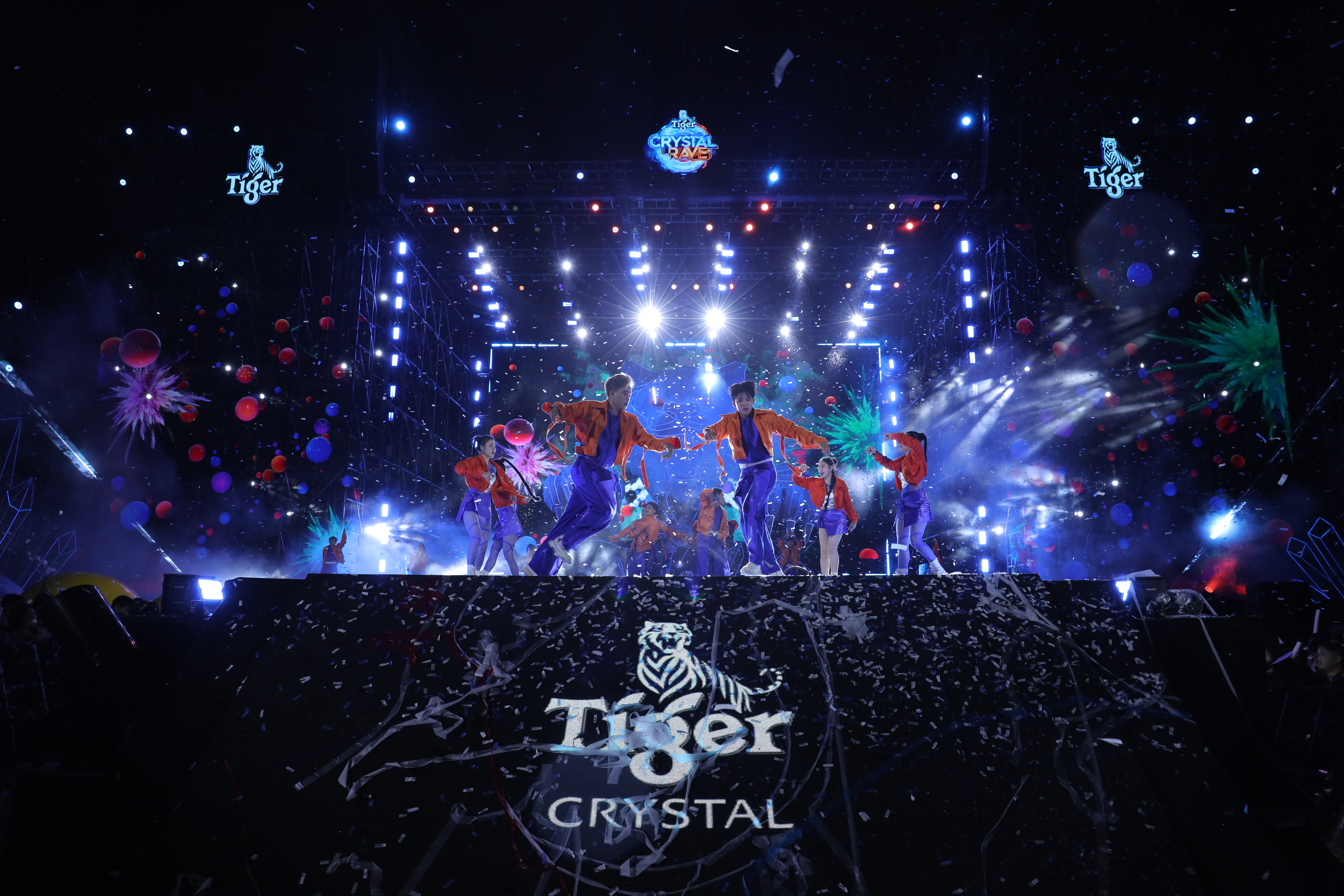 Chỉ có tại Tiger Crystal Rave: Wean Lê quẩy ướt mưa, Rhyder trình diễn ...