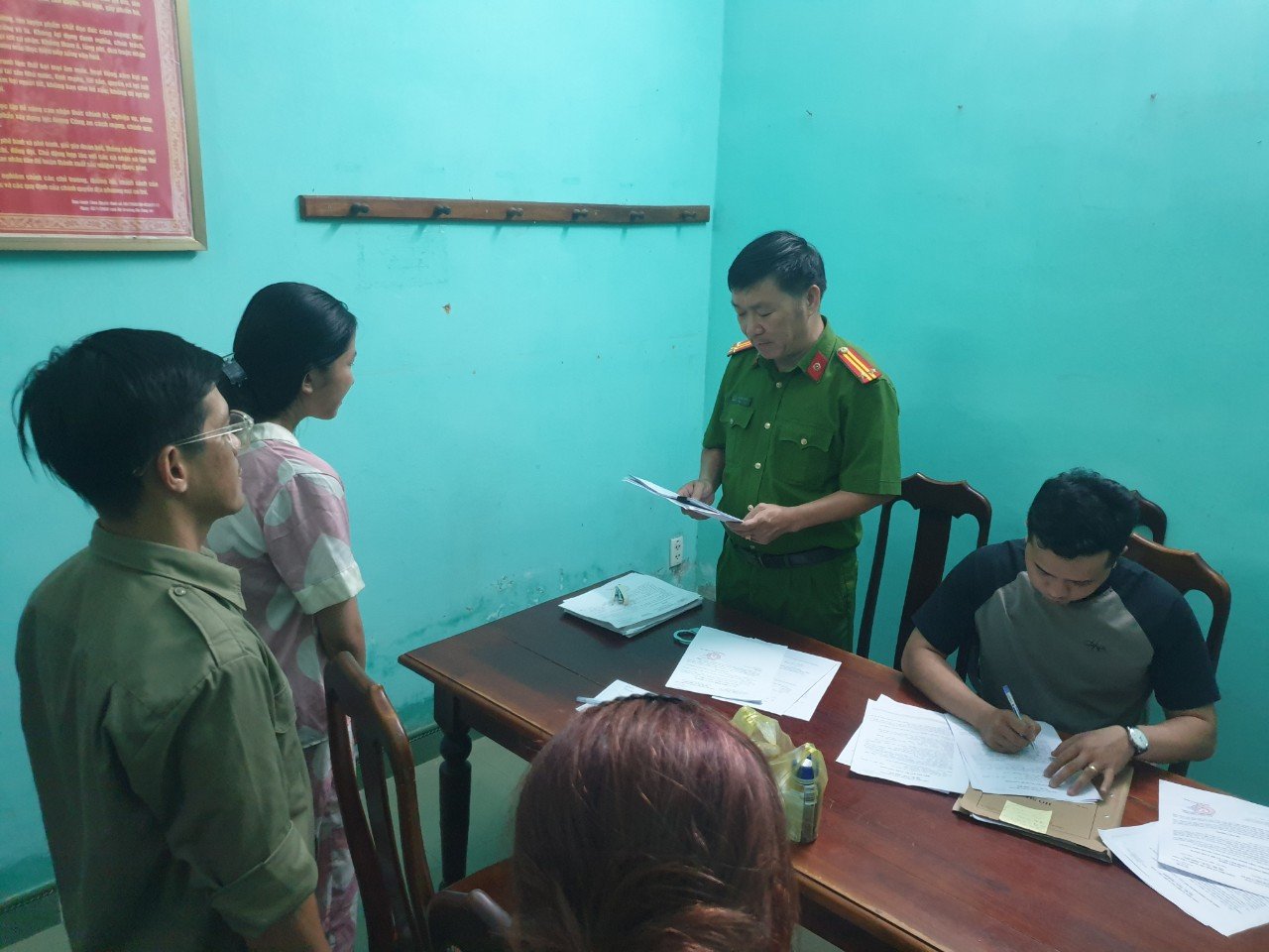 C&ocirc; g&aacute;i lừa gần 600 triệu đồng của 2 chủ tiệm v&agrave;ng với thủ thuật đơn giản- Ảnh 2.