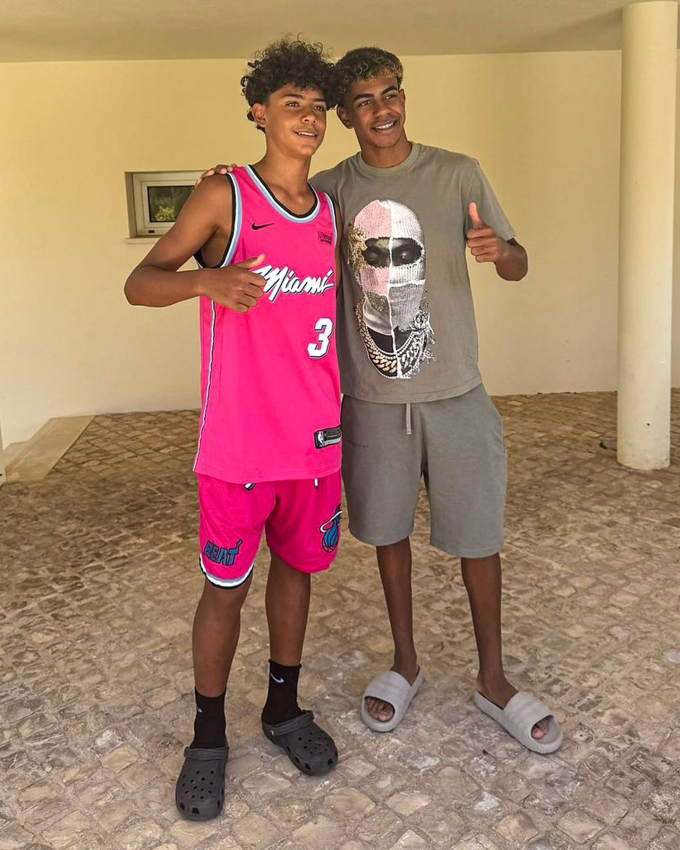 Ronaldo's son took a photo with prodigy Lamine Yamal, his appearance overshadowed the Euro champion by a good habit from his famous father - Photo 1.