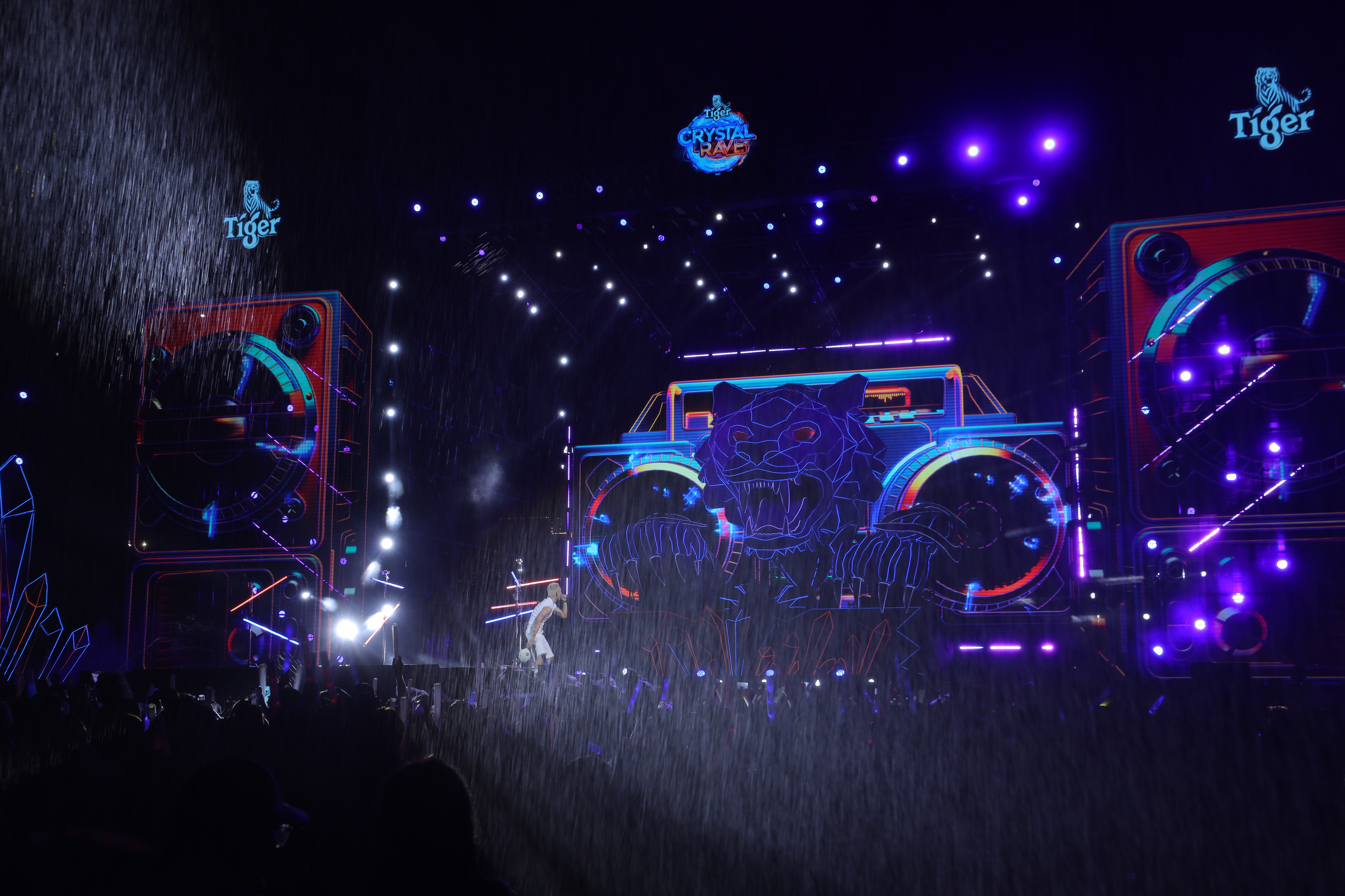 Chỉ có tại Tiger Crystal Rave: Wean Lê quẩy ướt mưa, Rhyder trình diễn ...