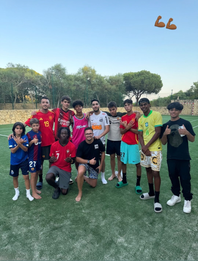 Ronaldo's son took a photo with prodigy Lamine Yamal, his appearance overshadowed the Euro champion by a good habit from his famous father - Photo 4.