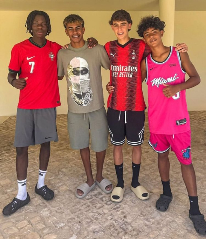 Ronaldo's son took a photo with prodigy Lamine Yamal, his appearance overshadowed the Euro champion by a good habit from his famous father - Photo 3.