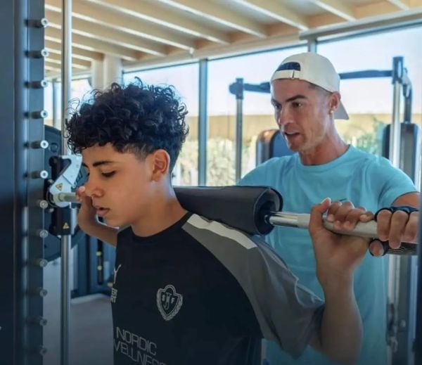 Ronaldo's son took a photo with prodigy Lamine Yamal, his appearance overshadowed the Euro champion by a good habit from his famous father - Photo 2.