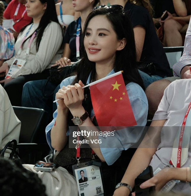 Lưu Thi Thi chiếm sóng Olympic Paris vì quá đẹp- Ảnh 1.