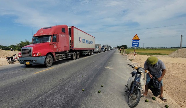 Hàng tấn cam rải trên quốc lộ sau va chạm với xe ben chở đất- Ảnh 1.