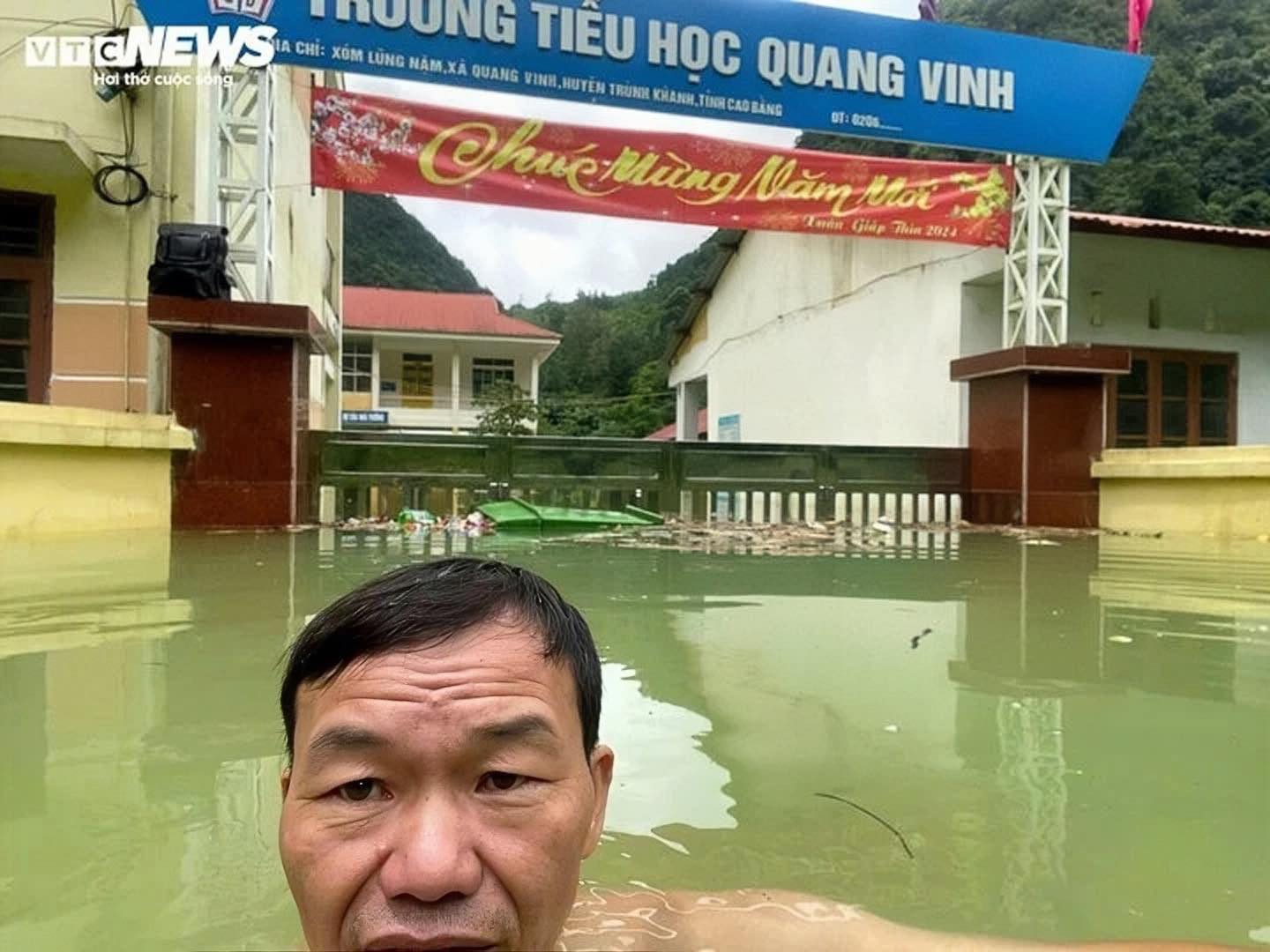 Thầy hiệu trưởng bơi vào trường vì lo gạo ăn của học sinh bị nước lũ nhấn chìm: Bất ngờ nhận tin vui- Ảnh 2.