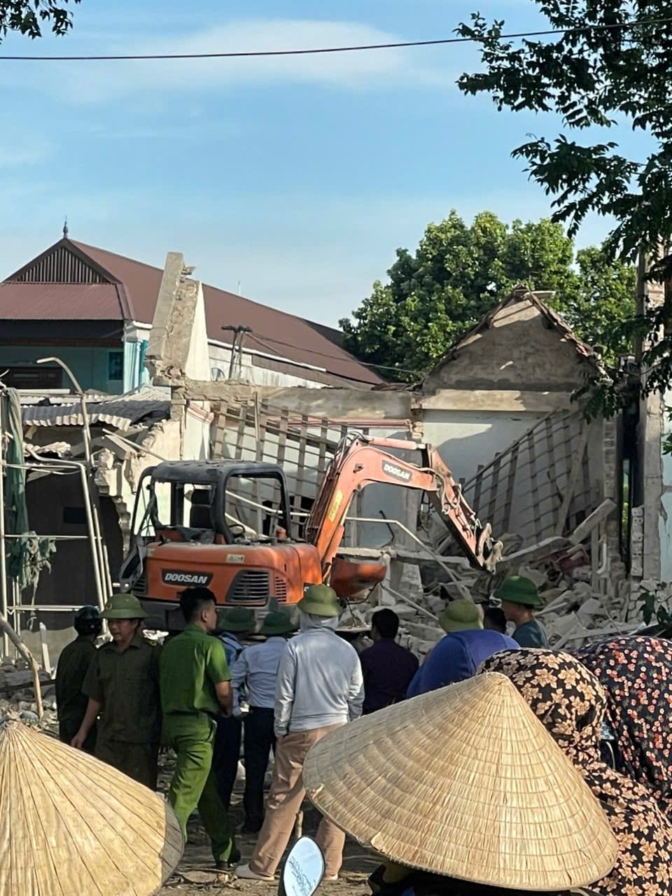 2 vụ nổ liên tiếp trong ngôi nhà ở Nghệ An: 2 nạn nhân tử vong chưa kịp an táng, hàng xóm sơ tán khẩn- Ảnh 4.