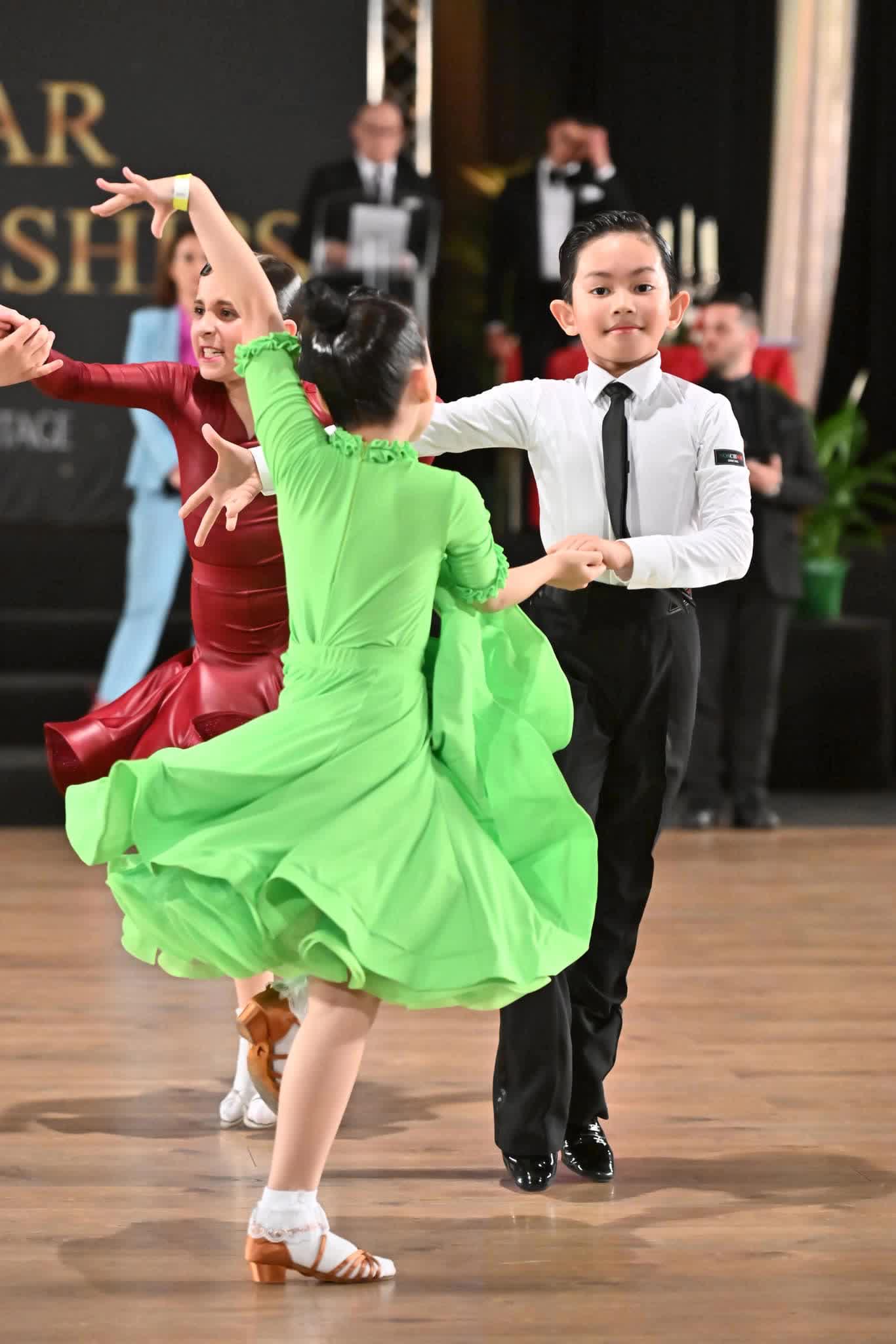 Con trai kiện tướng Dancesport nhảy vài phút khiến ai nấy 