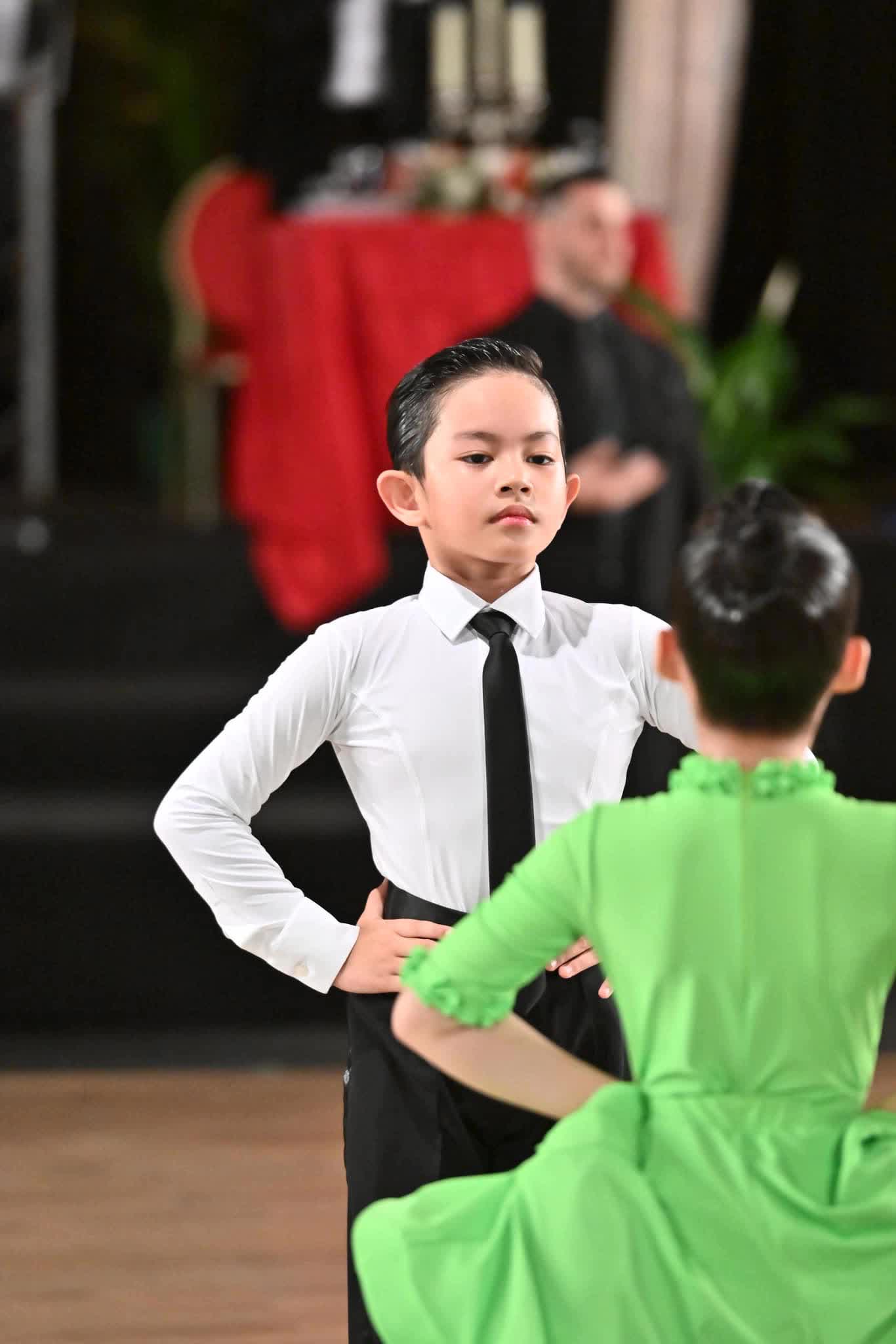 Con trai kiện tướng Dancesport nhảy vài phút khiến ai nấy 