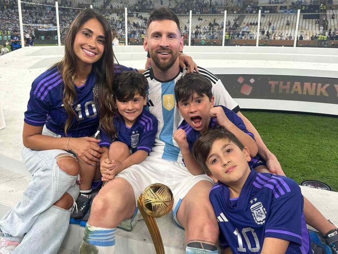 Khoảnh khắc vợ Messi liếc mắt kiểm tra chồng, cánh mày râu hài hước: Hóa ra cũng giống tôi- Ảnh 2.