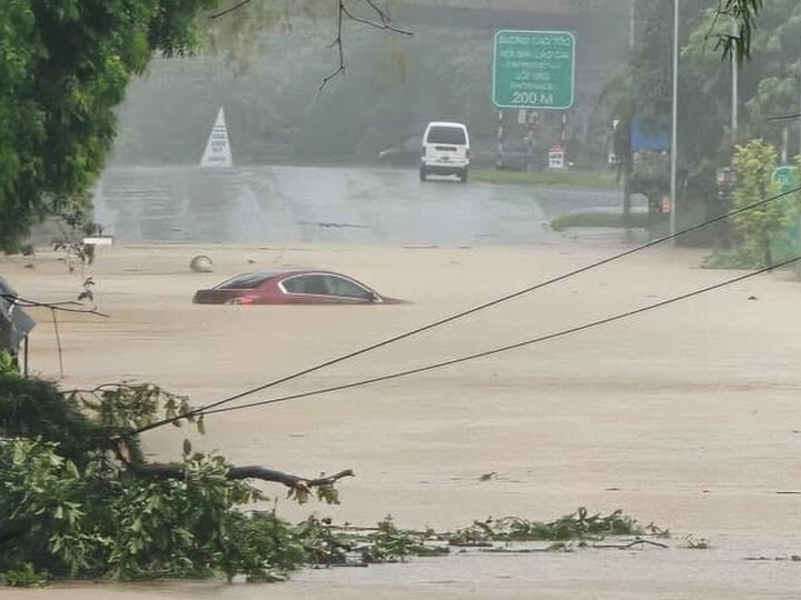 Mưa tầm tã suốt đêm, TP Lào Cai có nơi ngập sâu gần 1m- Ảnh 1.