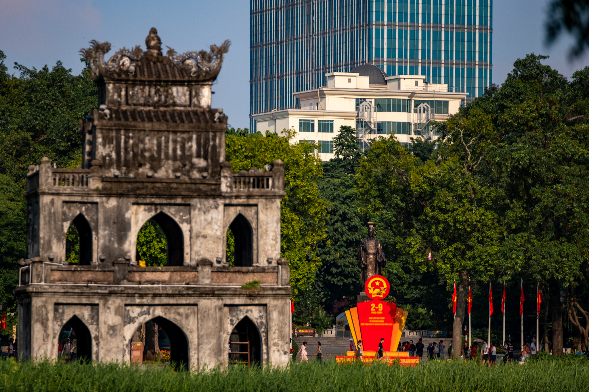 Rủ nhau chụp ảnh dưới sắc cờ Tổ quốc đỏ rực từ đường lớn đến ngõ nhỏ ở Hà Nội- Ảnh 2.