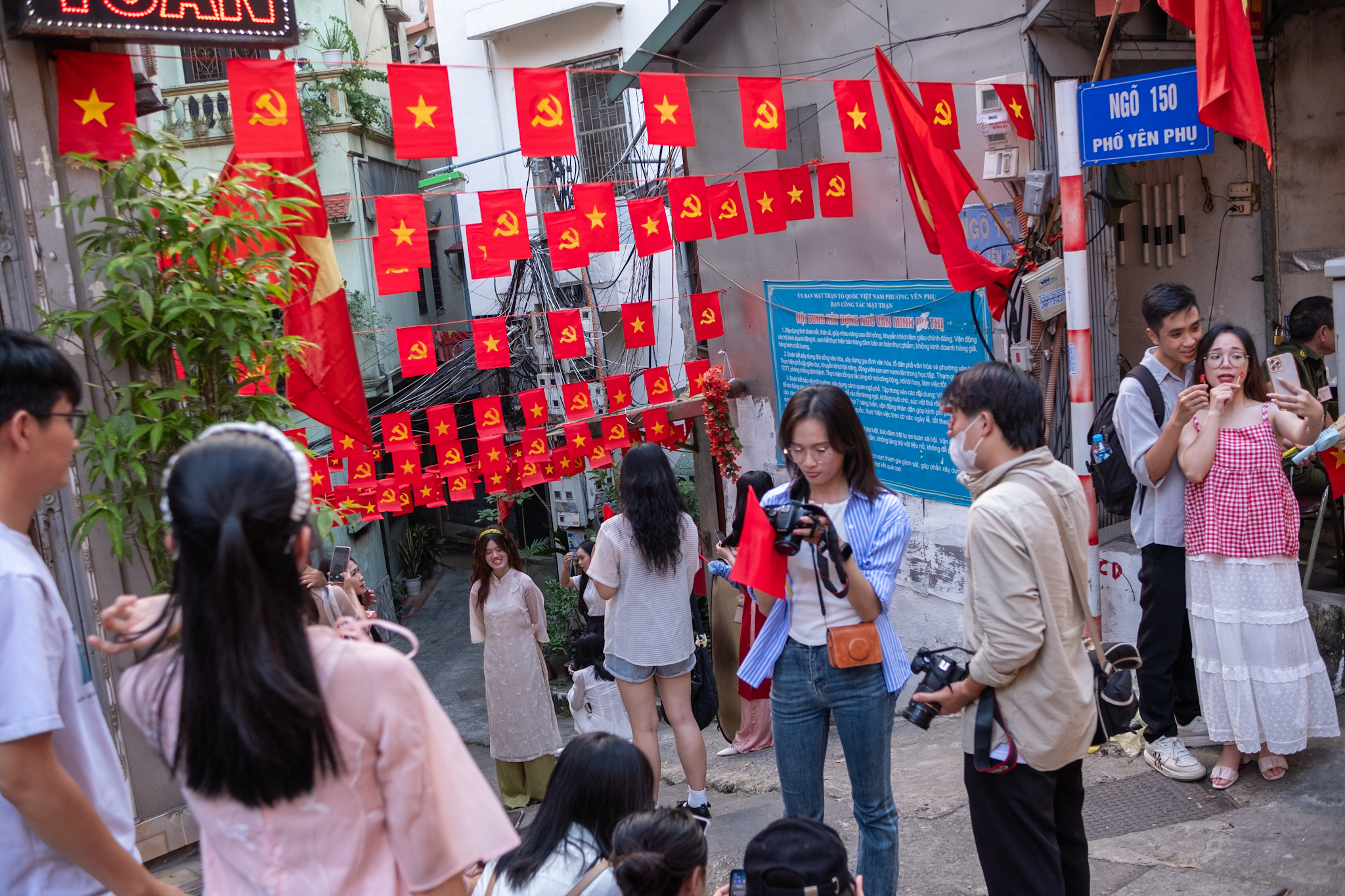 Rủ nhau chụp ảnh dưới sắc cờ Tổ quốc đỏ rực từ đường lớn đến ngõ nhỏ ở Hà Nội- Ảnh 24.