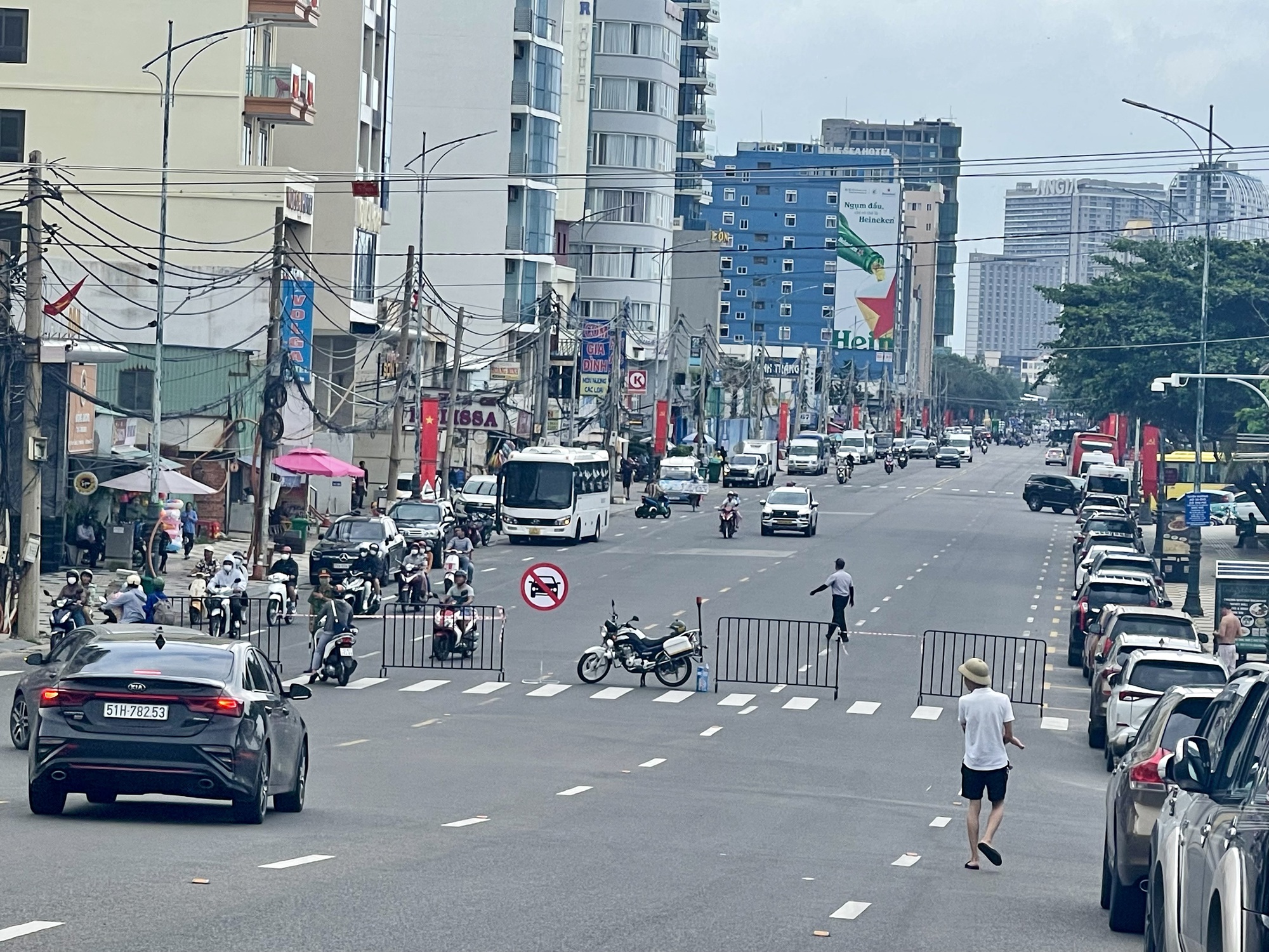 Trời mưa, Vũng Tàu vắng khách trong ngày đầu nghỉ lễ- Ảnh 1.