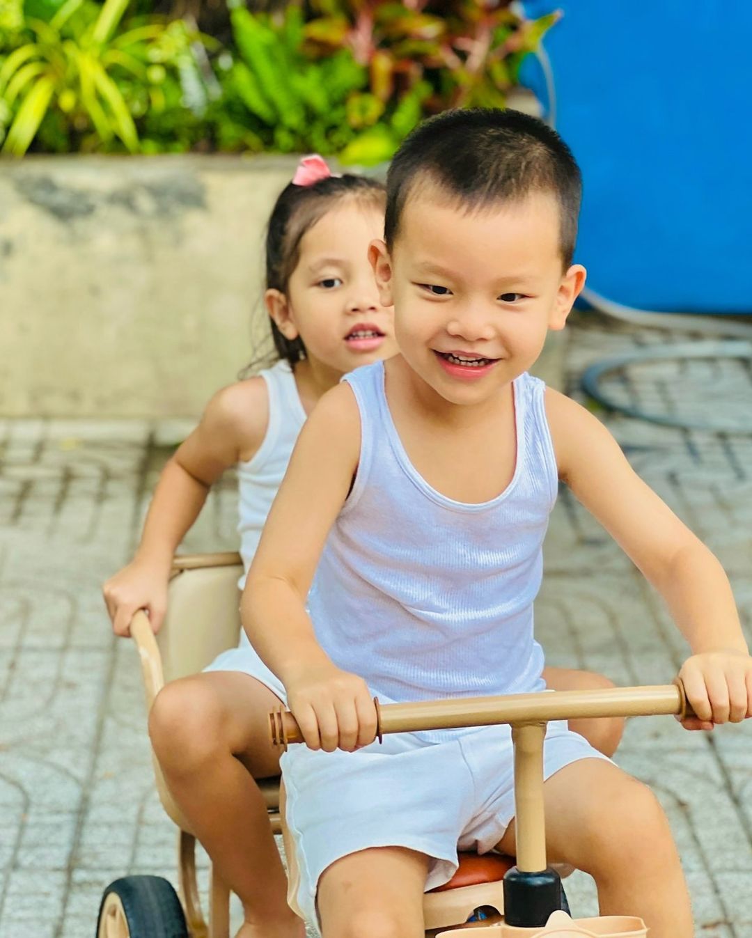 Phong cách thời trang của Lisa, Leon thay đổi so với hồi nhỏ: Đây là cách Hà Hồ tạo ra hot kid của showbiz Việt- Ảnh 5.