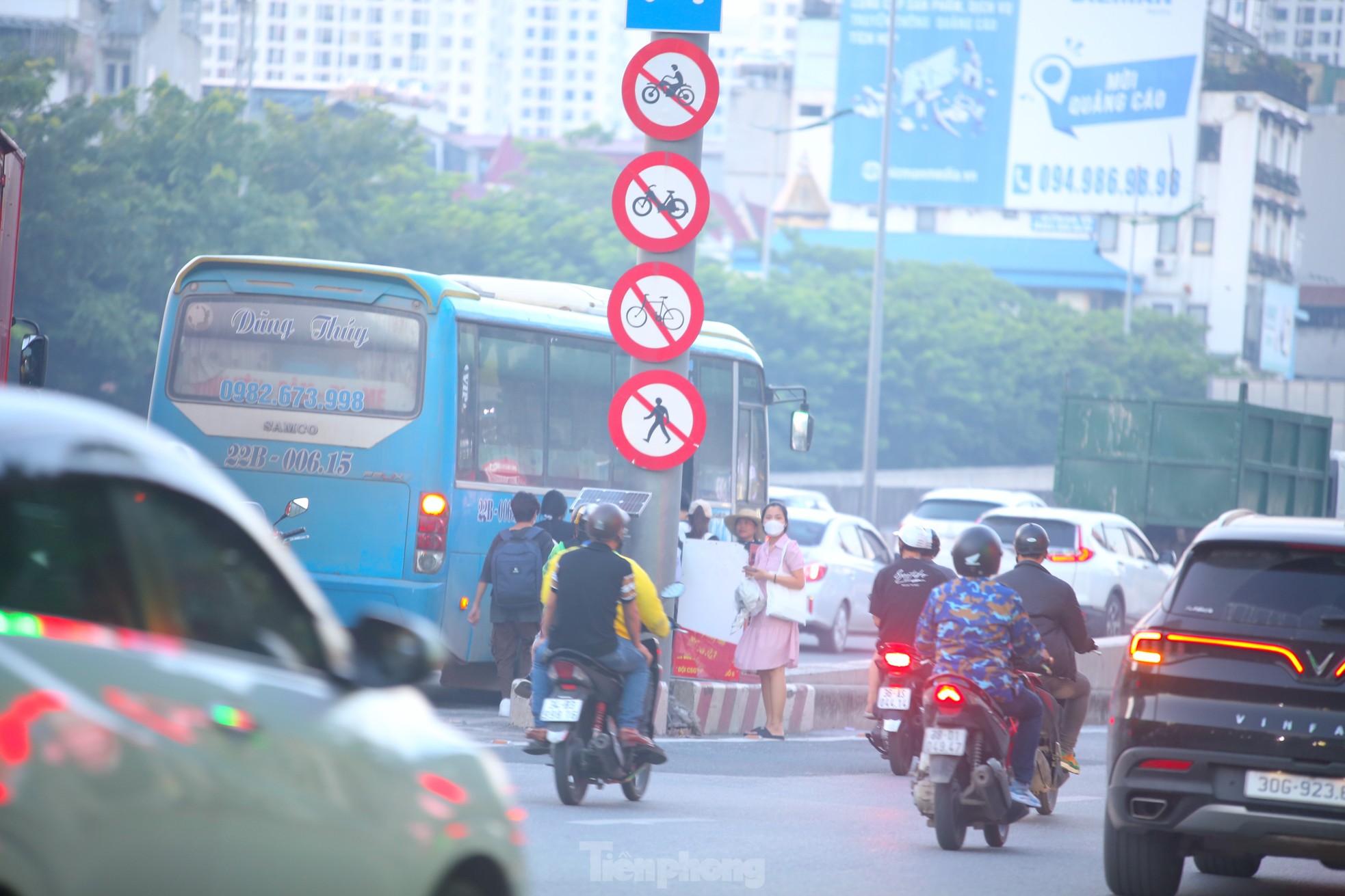 Xe dù, bến cóc lại rầm rộ, người dân Hà Nội đứng bắt xe trên đường- Ảnh 2.