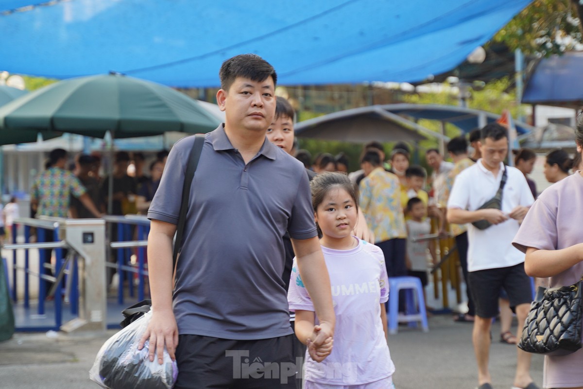 Hàng nghìn người đổ về công viên nước Hồ Tây vui chơi trong ngày đầu nghỉ lễ Quốc khánh 2/9- Ảnh 4.