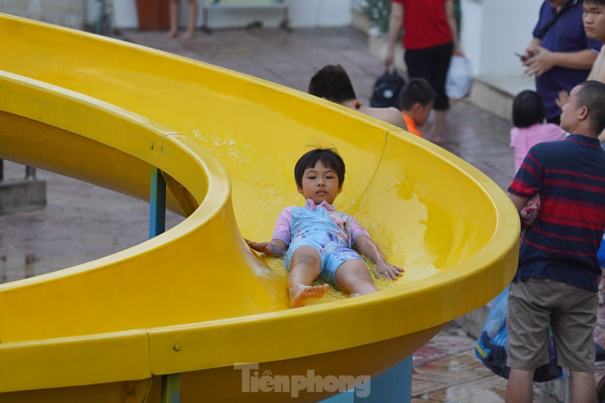 Hàng nghìn người đổ về công viên nước Hồ Tây vui chơi trong ngày đầu nghỉ lễ Quốc khánh 2/9- Ảnh 13.