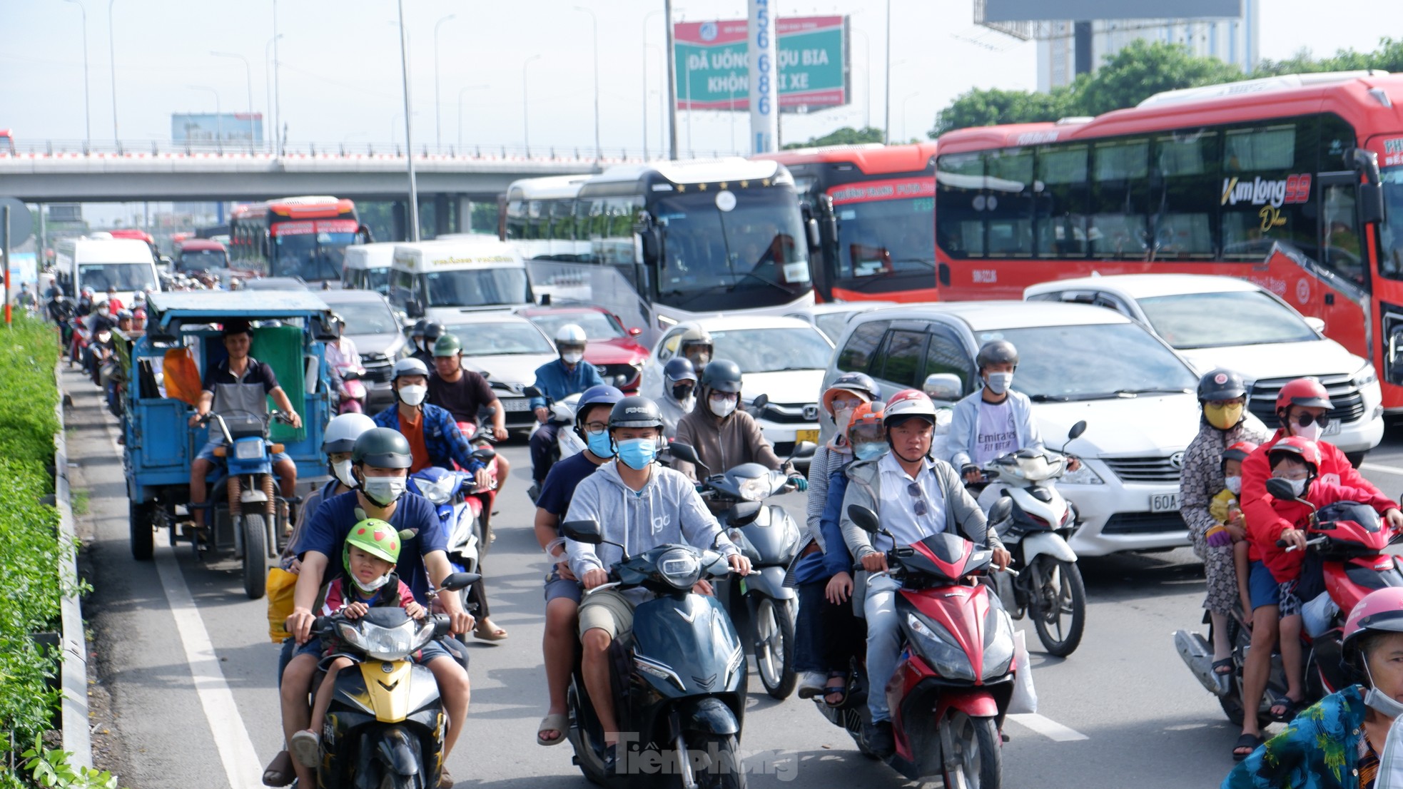 Ngày đầu kỳ nghỉ 2/9: Nhà ga, bến xe đông đúc, sân bay Tân Sơn Nhất thông thoáng bất ngờ- Ảnh 10.